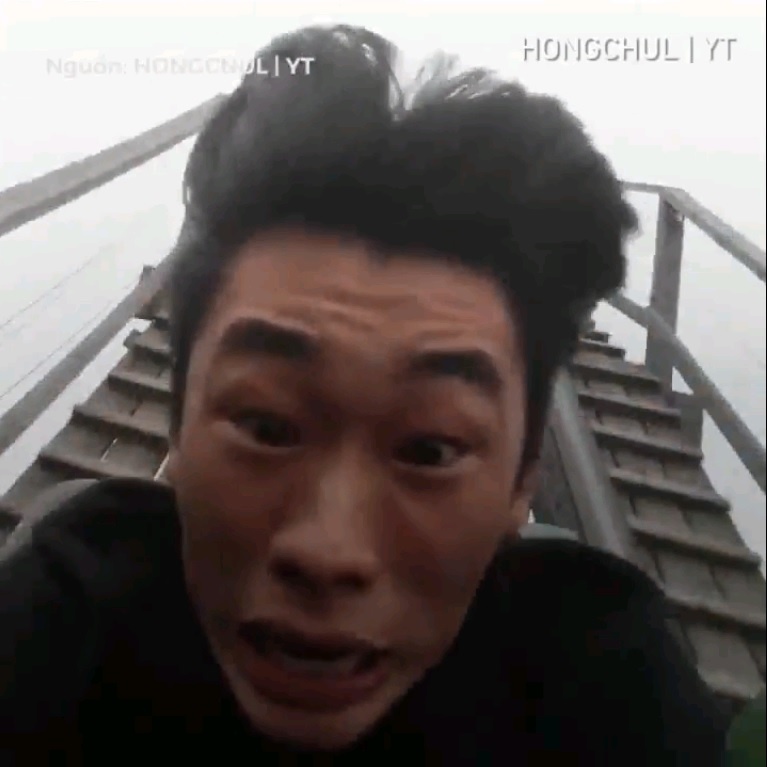 Thanh nien voi ve mat hai huoc khi di tau luon hinh anh