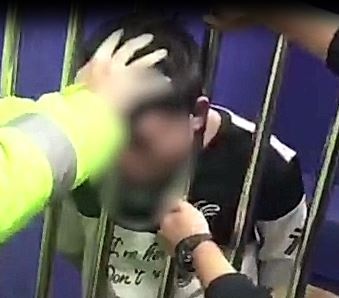 Nguoi dan ong Trung Quoc mac ket dau trong song sat phong giam hinh anh