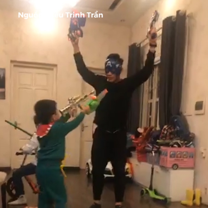 Tien Dung tao dang, Tien Dung choi ban sung voi con tre hinh anh