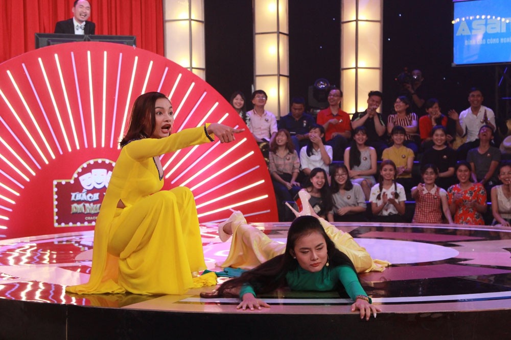 Hai co gai rao banh pia 'ron rang' Thach thuc danh hai hinh anh