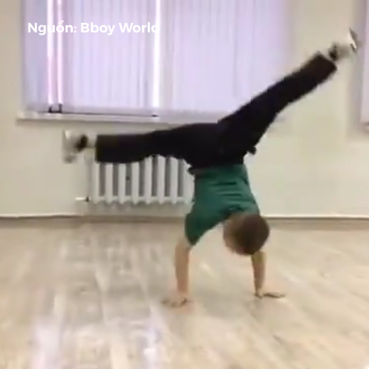 Man nhay breakdance dieu nghe cua cau be 7 tuoi hinh anh