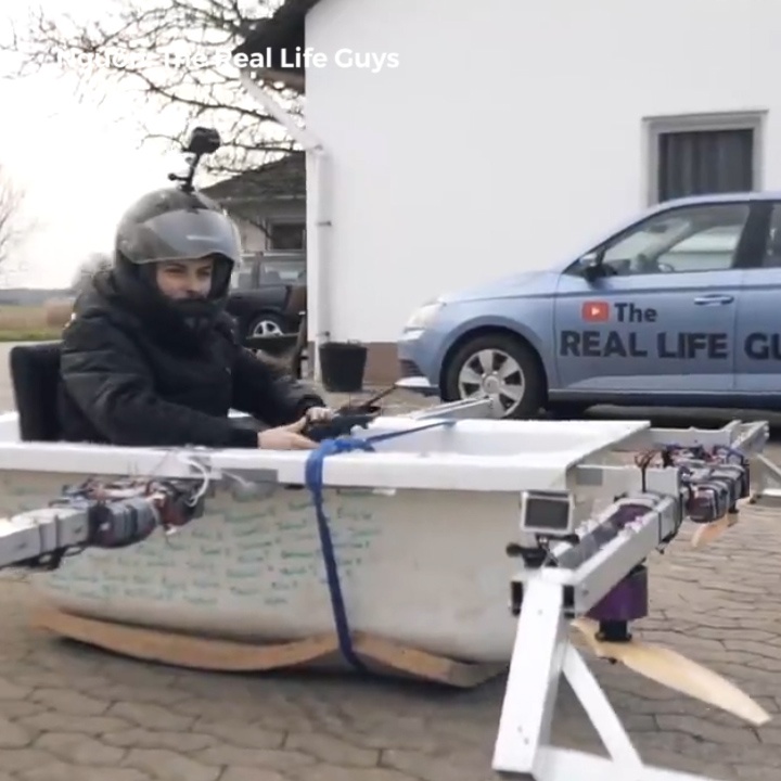 Trai nghiem chiec truc thang duoc lam bang... bon tam hinh anh