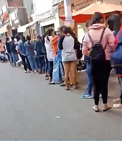 Canh xep hang nhan ve gap go U23 Viet Nam tai TP HCM hinh anh