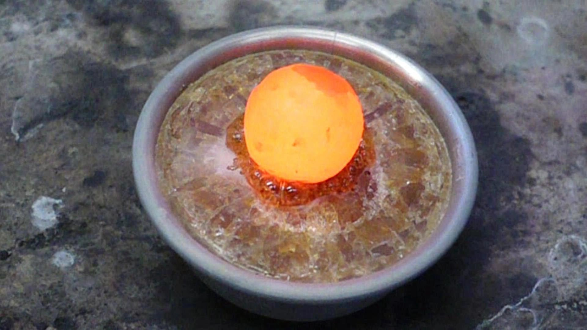 Man doi dau giua kim loai nong chay va bang tuyet hinh anh