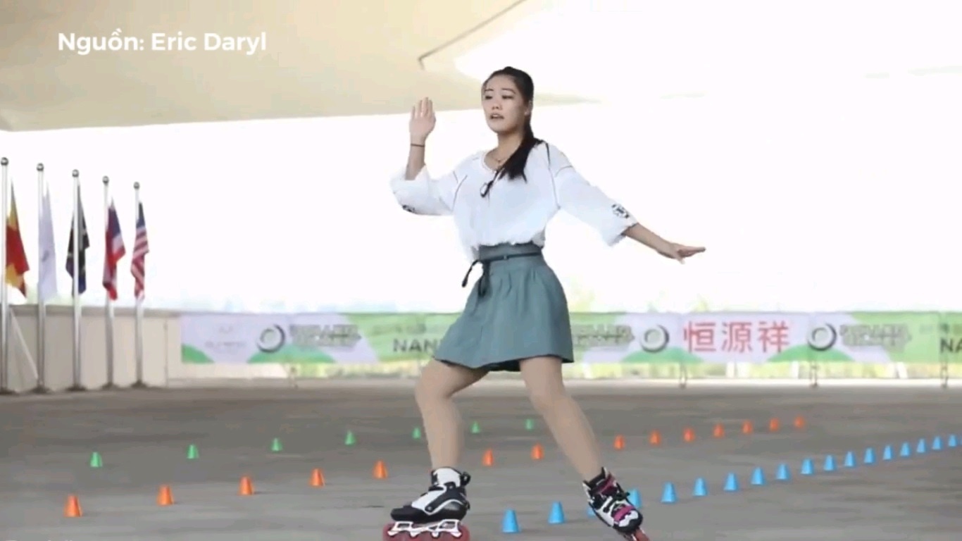 Man mua tren patin dieu nghe cua co gai Trung Quoc hinh anh