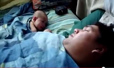 Em be giat minh vi tieng ngay cua bo hinh anh