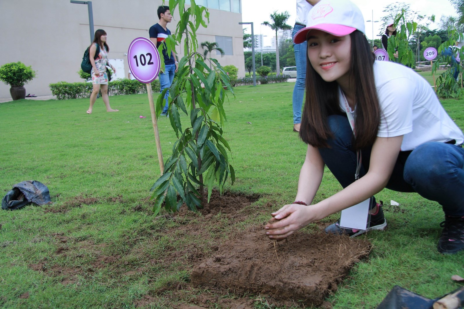 Nu sinh trong cay bao ve moi truong hinh anh