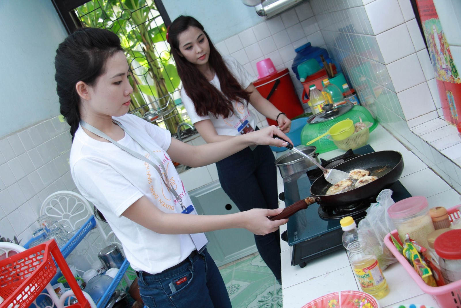 Nu sinh vien Viet Nam duyen dang truoc vong chung ket hinh anh