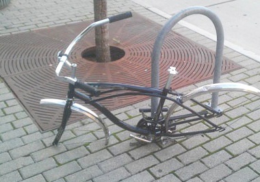 Anh vui: Hau qua cua viec khoa xe noi cong cong hinh anh