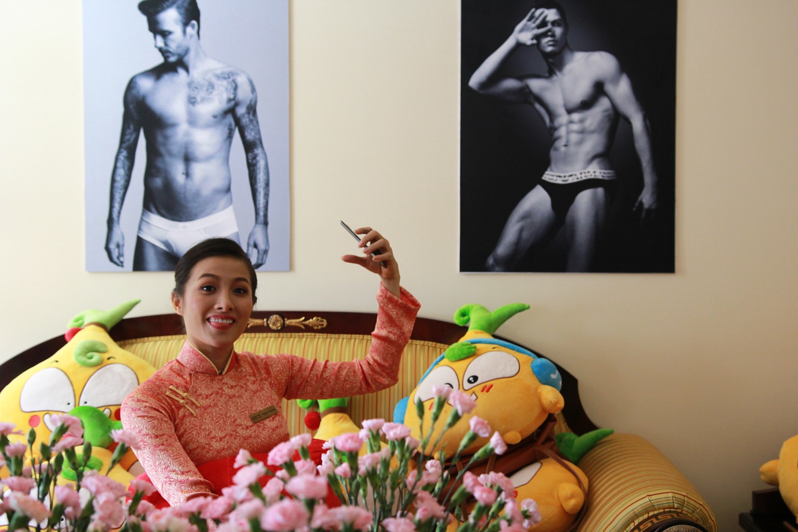 YaYa Trương Nhi vô cùng phấn khích khi được gặp các em Củ Hành bông siêu kute. Nàng không bỏ qua cơ hôi tạo dáng “tự sướng” ngay lập tức. 