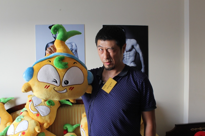 Đến “ngầu” và khó tính như đạo diễn Charlice Nguyễn cũng không cầm lòng, phải nhắng nhít tạo dáng cùng em Hành bông xinh đẹp này.  