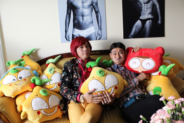 Gia đình vui nhộn: “Chị Hội” Thái Hòa, Củ Hành bông, diễn viên Huy Khánh, Boom cùng nhau chụp ảnh