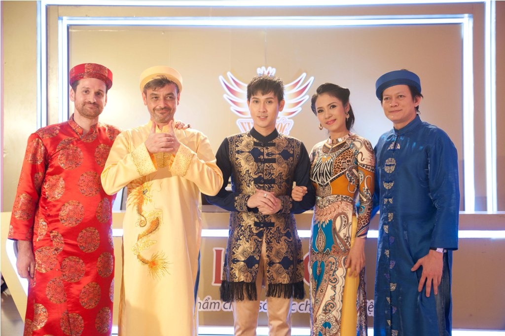 Viet Trinh mac ao dai lam giam khao 'Vua toc Viet Nam' hinh anh