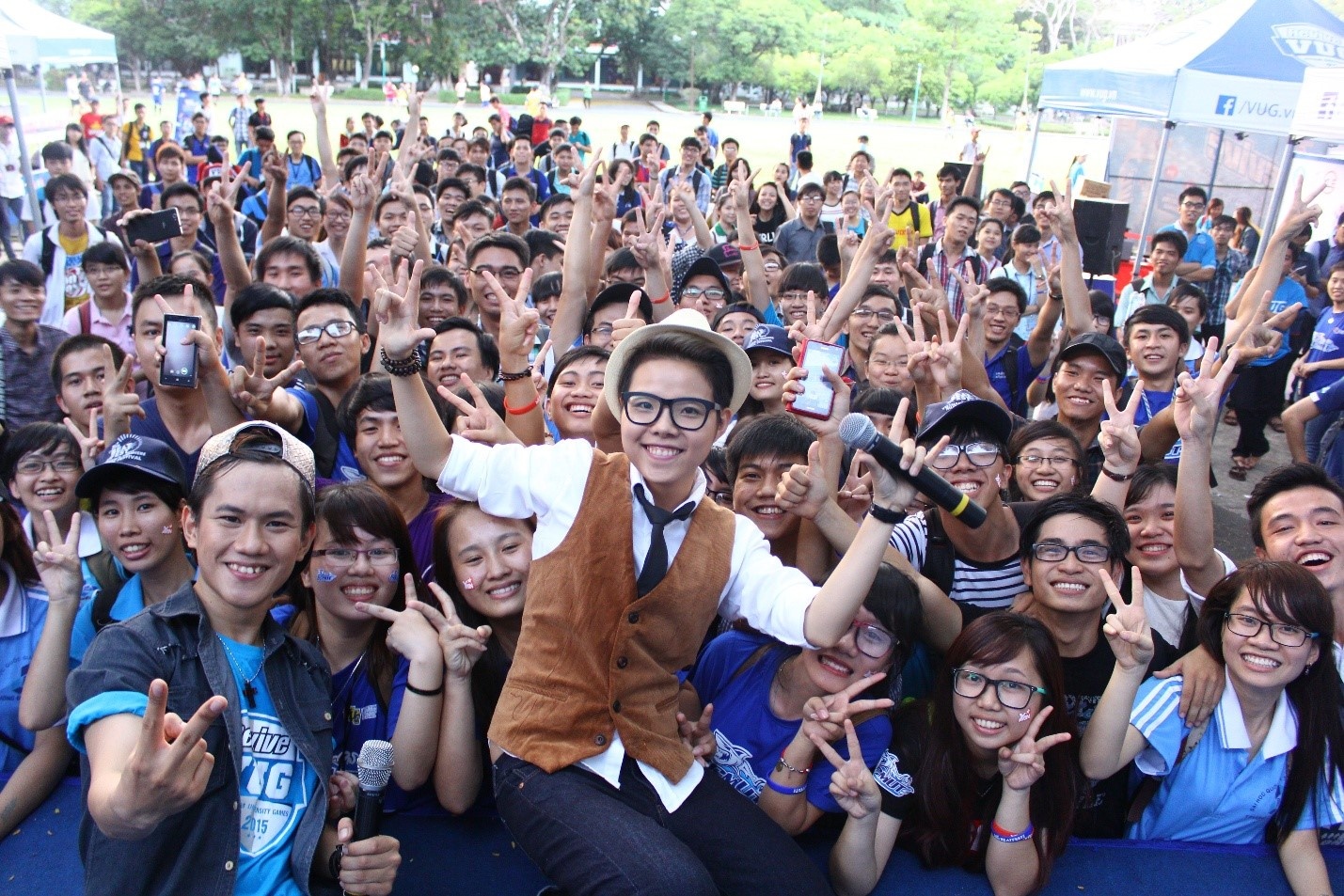 Vũ Cát Tường chụp hình cùng sinh viên.
