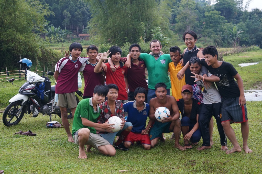 May va Adi - 'cap doi hoan canh' tao nen con sot mua he hinh anh