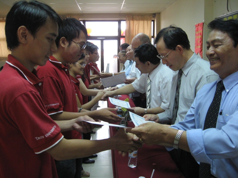 Hoc bong cho tan sinh vien DH Troy (Hoa Ky) tai TP.HCM hinh anh