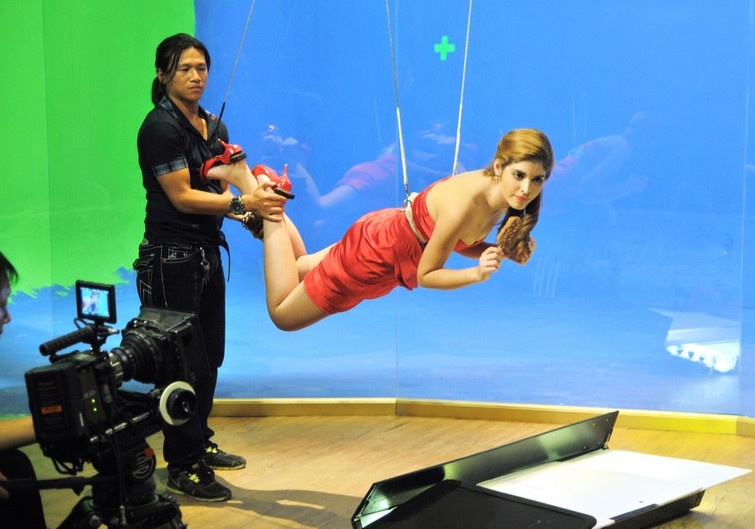 Andrea treo nguoi lo lung tren khong hinh anh