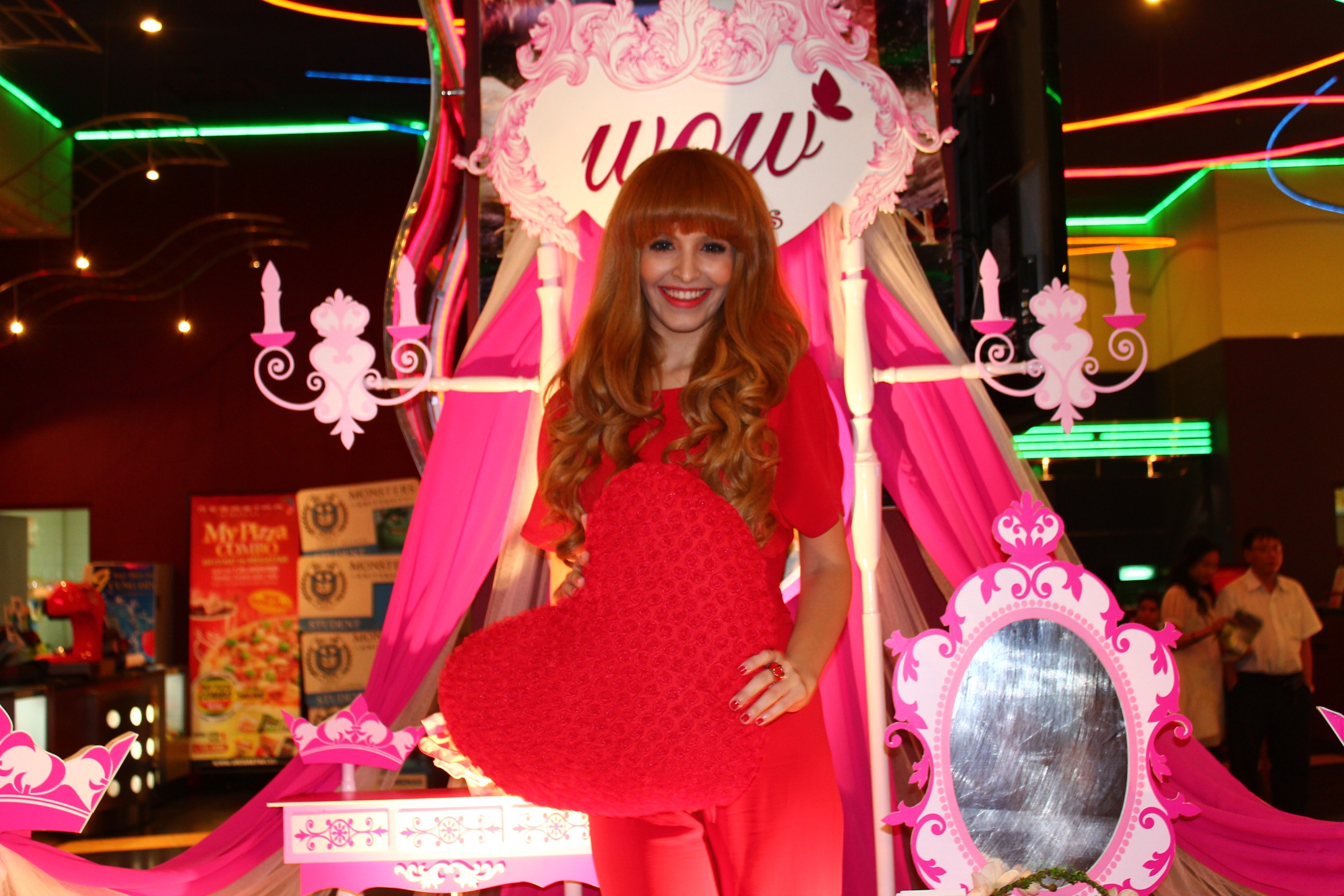 Andrea do ruc, khuay dong rap chieu phim hinh anh