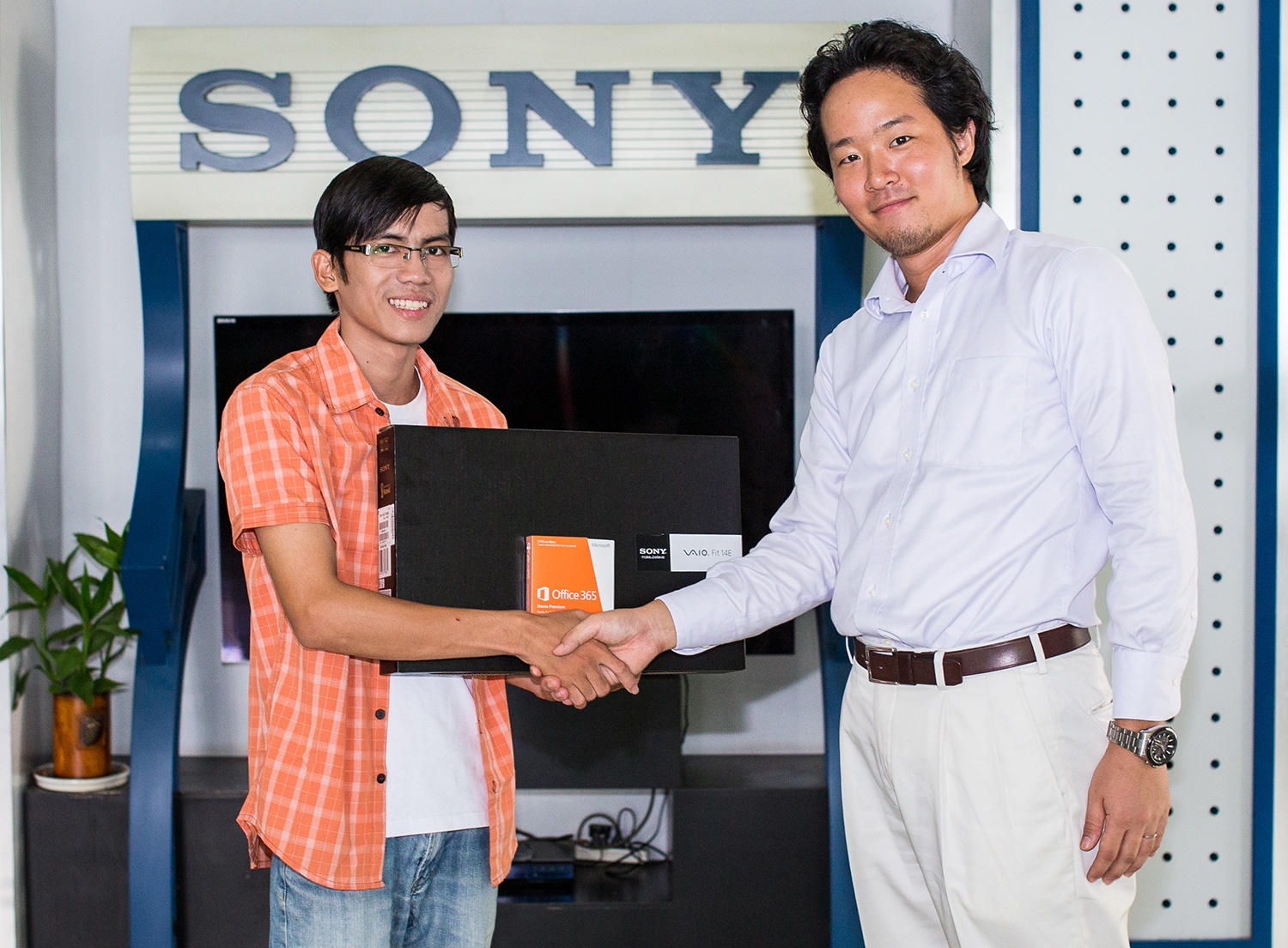 Thu khoa Cuong 'do la' va niem vui voi laptop moi hinh anh