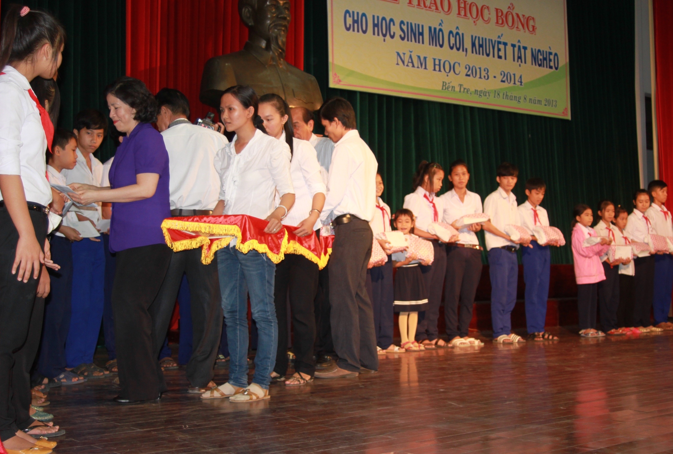 Vinamilk trao hoc bong cho hoc sinh kho khan Ben Tre hinh anh