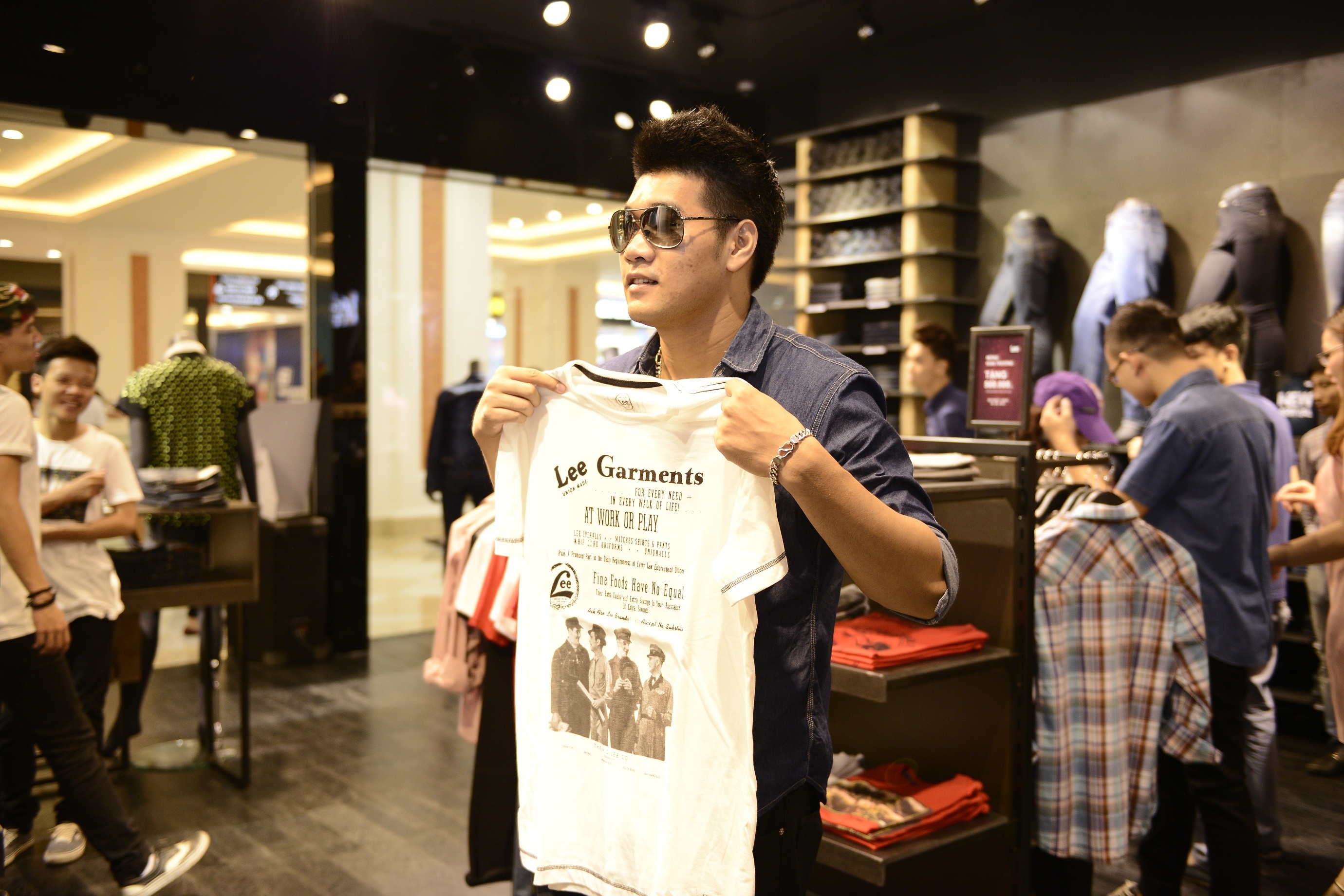 Lee khai truong cua hang lon nhat Viet Nam o Royal City hinh anh