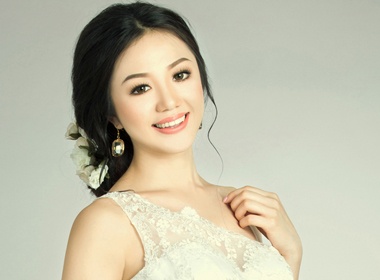 Trang diem nhe nhang cho co dau ngay thu cung Khai Thien hinh anh