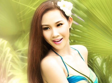 Nu hoang trang suc Thanh Truc hut hon voi bikini hinh anh