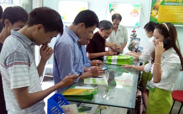 Smartphone gia re hut khach trong 'thang co hon' hinh anh