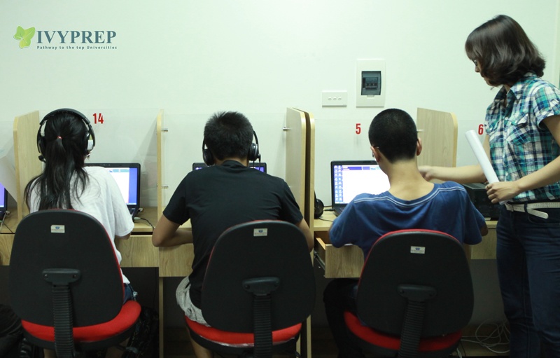 Thi SAT le phi 1 do, rinh hoc bong 52 trieu trong 1 phut hinh anh