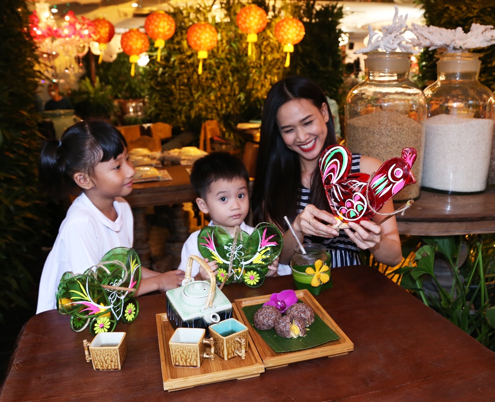 Trung thu sum vay cua Hoa hau Duong My Linh va tre nho hinh anh