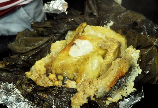 Thuong thuc ga boc la chuoi, la sen pho Hoang Quoc Viet hinh anh