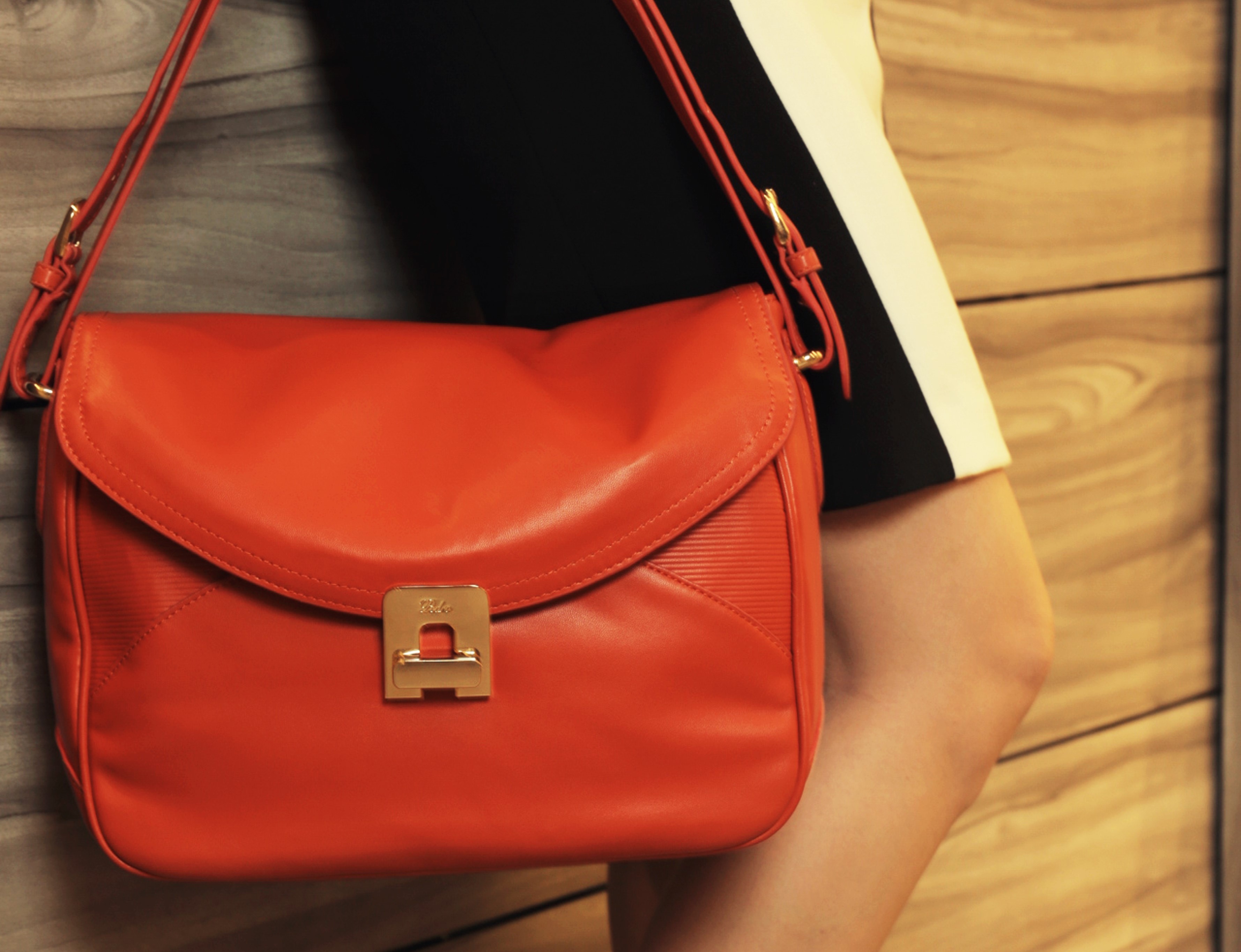 Phong cach thoi trang cua cap doi bi an hinh anh