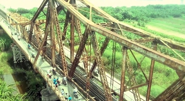 Gioi tre thich thu voi video quay cau Long Bien tu tren cao hinh anh