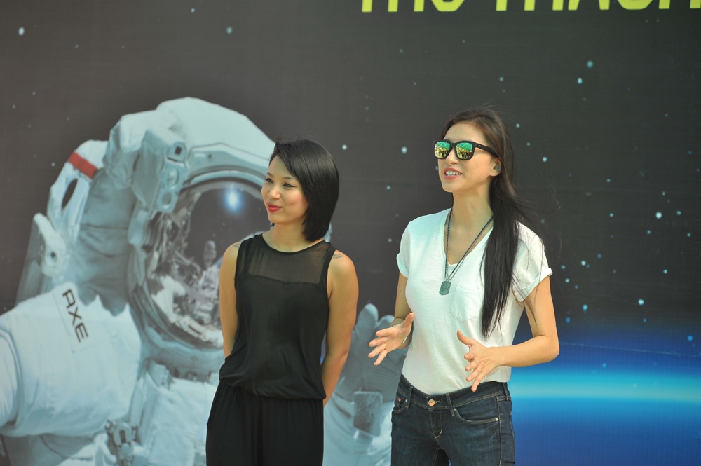 Ngo Thanh Van tiep suc ung vien phi hanh gia hinh anh