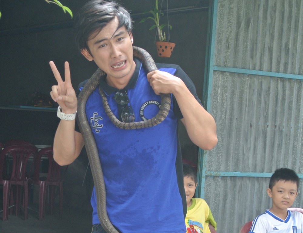 Chi Thien khoc thet vi phai chup anh voi ran hinh anh