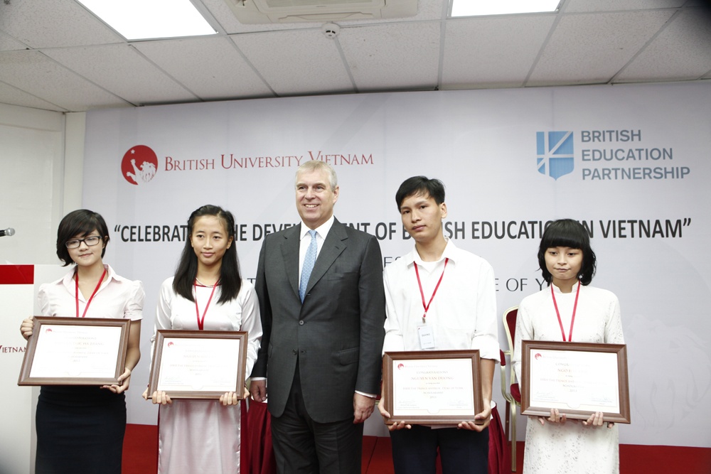 4 hoc bong toan phan mang ten Hoang tu Andrew hinh anh