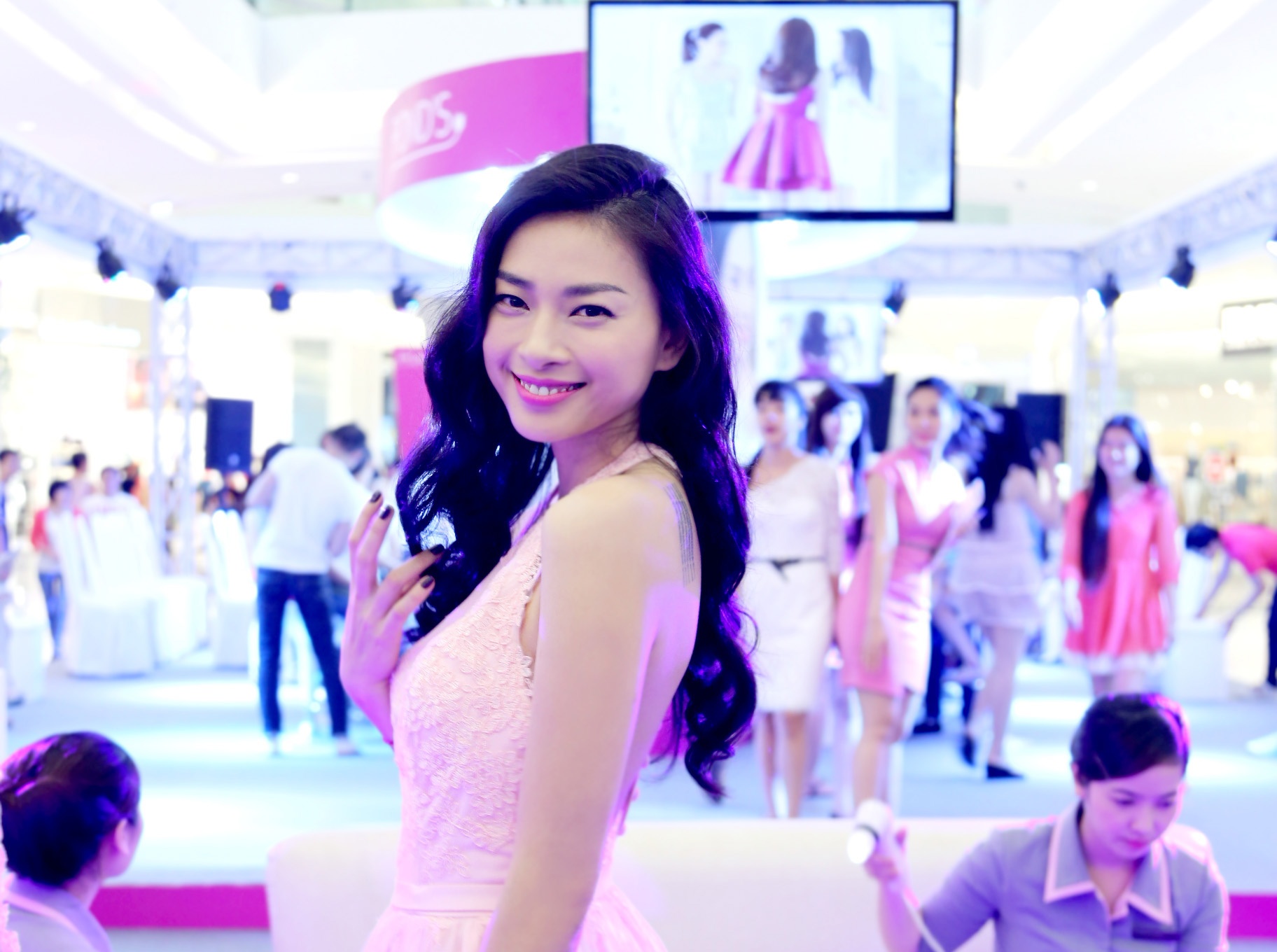 Ngo Thanh Van khoe lan da trang min hinh anh