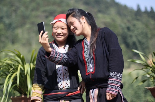 Dien thoai HKPhone thanh hang xa xi o vung cao hinh anh