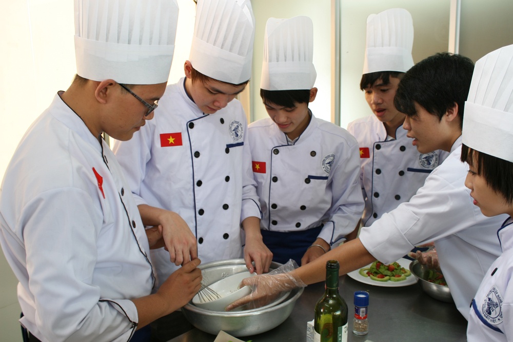 Truong dao tao nghe nang cao chat luong hut nguoi hoc hinh anh