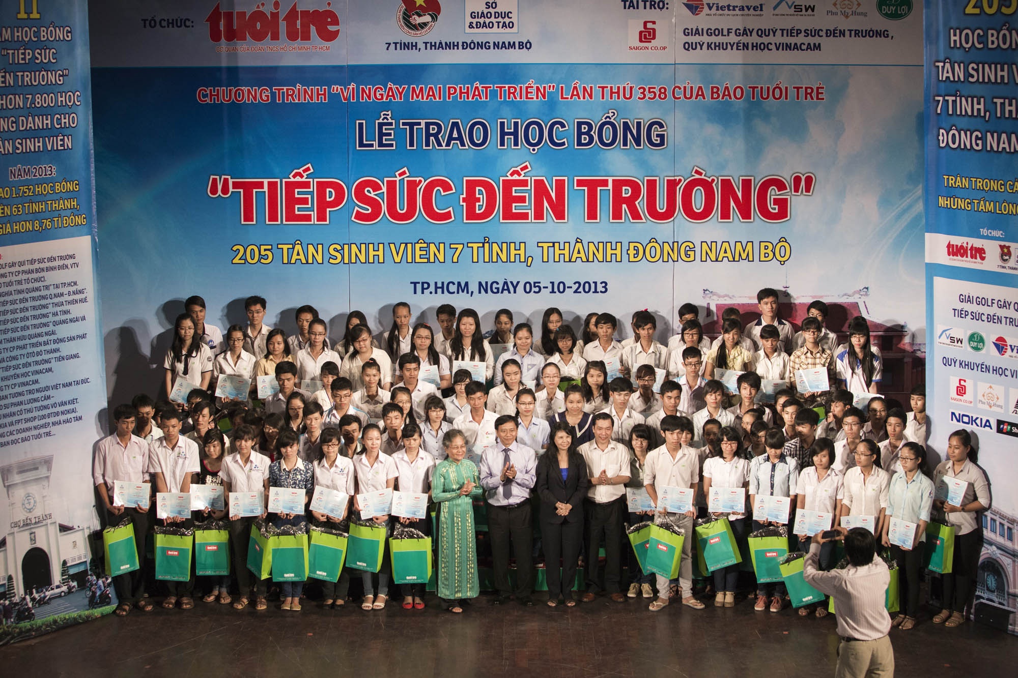 Hon 200 sinh vien duoc ho tro den voi giang duong DH hinh anh