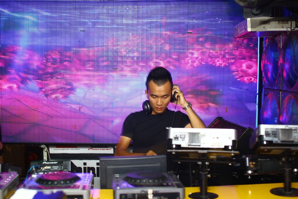 Cuong Lost tung ban xe may de theo nghe DJ hinh anh