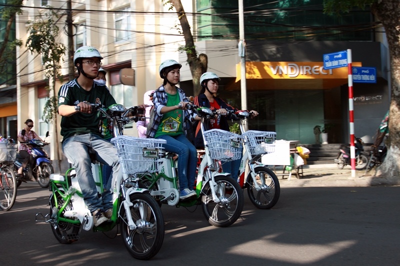 Khach hang danh gia cao viec tang mu bao hiem cua HKbike hinh anh