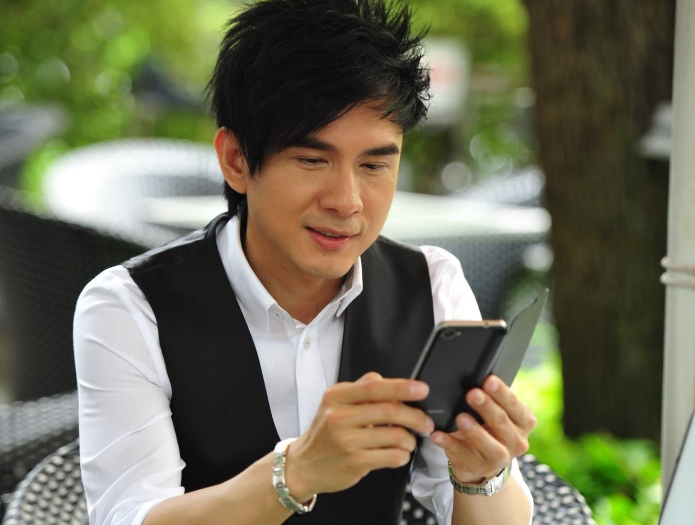 Mau dien thoai yeu thich cua Dan Truong hinh anh