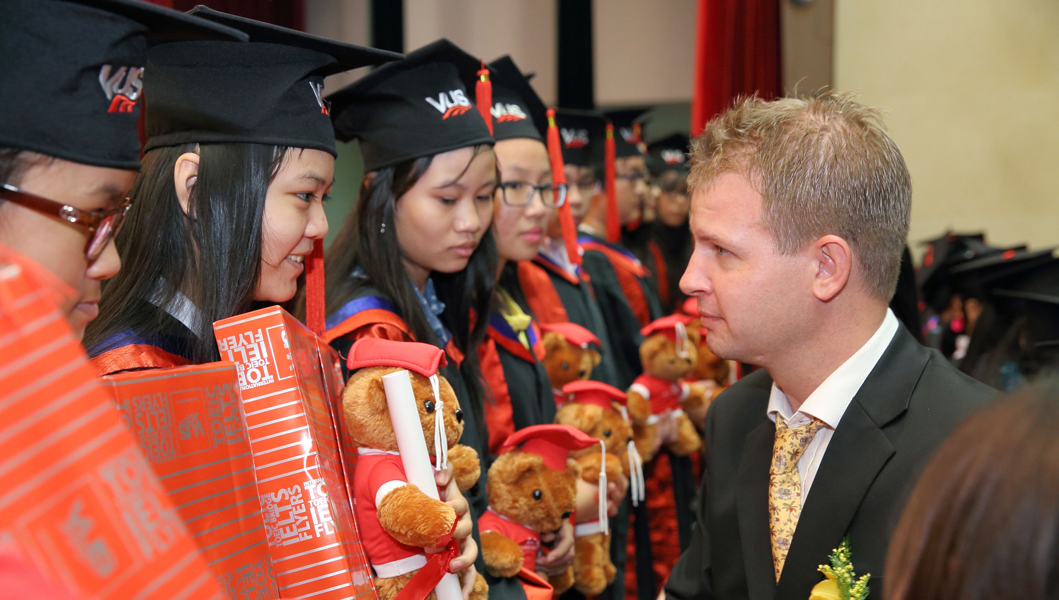 He thong VUS trao chung chi Cambridge Flyers & KET hinh anh