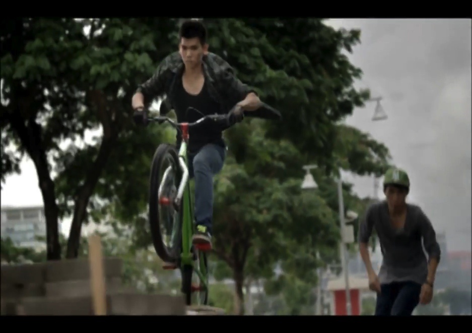 Clip gioi tre 'dot kich' Bitexco gay sot hinh anh