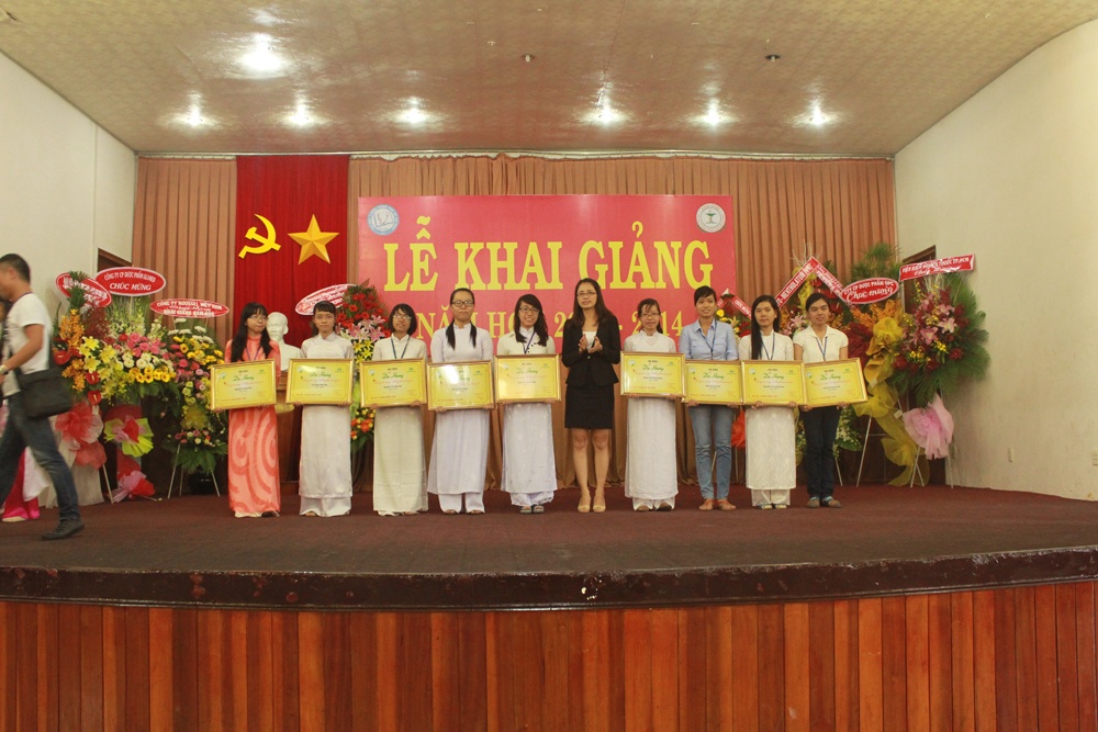 Trao hoc bong 'Chung suc cung nu thay thuoc tuong lai' hinh anh