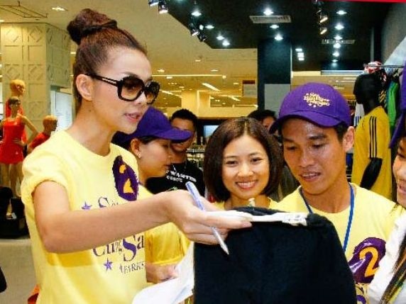 Mua sam cung sao thang khuyen mai hinh anh