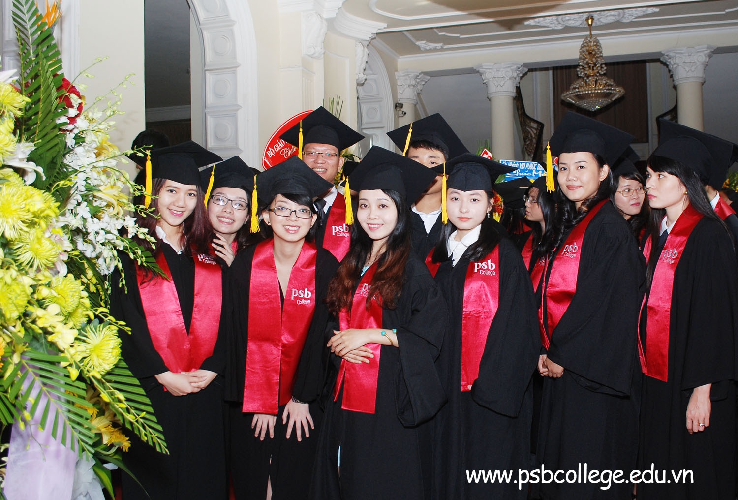 Hon 140 cu nhan quoc te cua truong PSB tot nghiep hinh anh