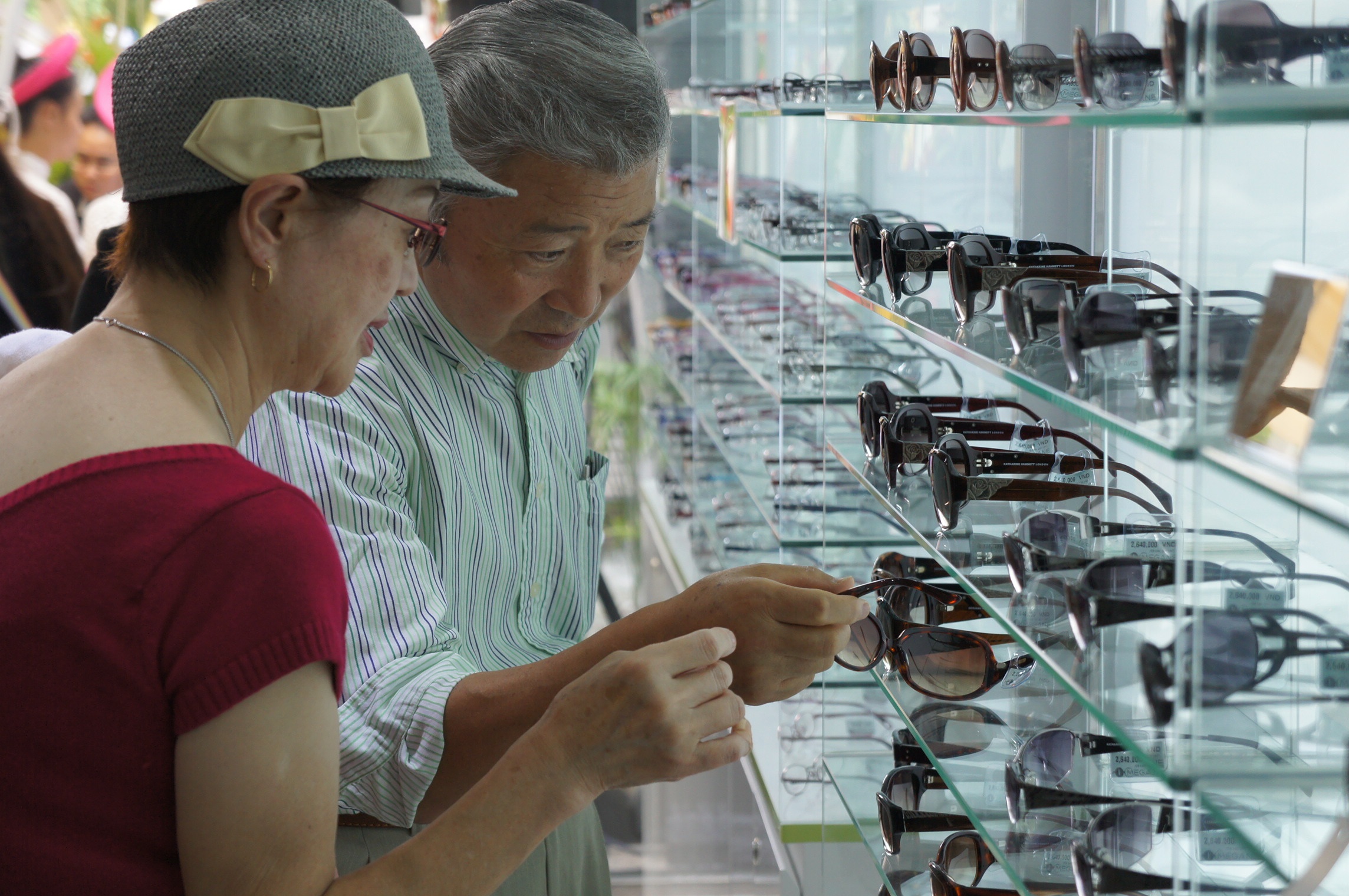 'Doi kinh cu lay kinh moi' tai i-Megane hinh anh
