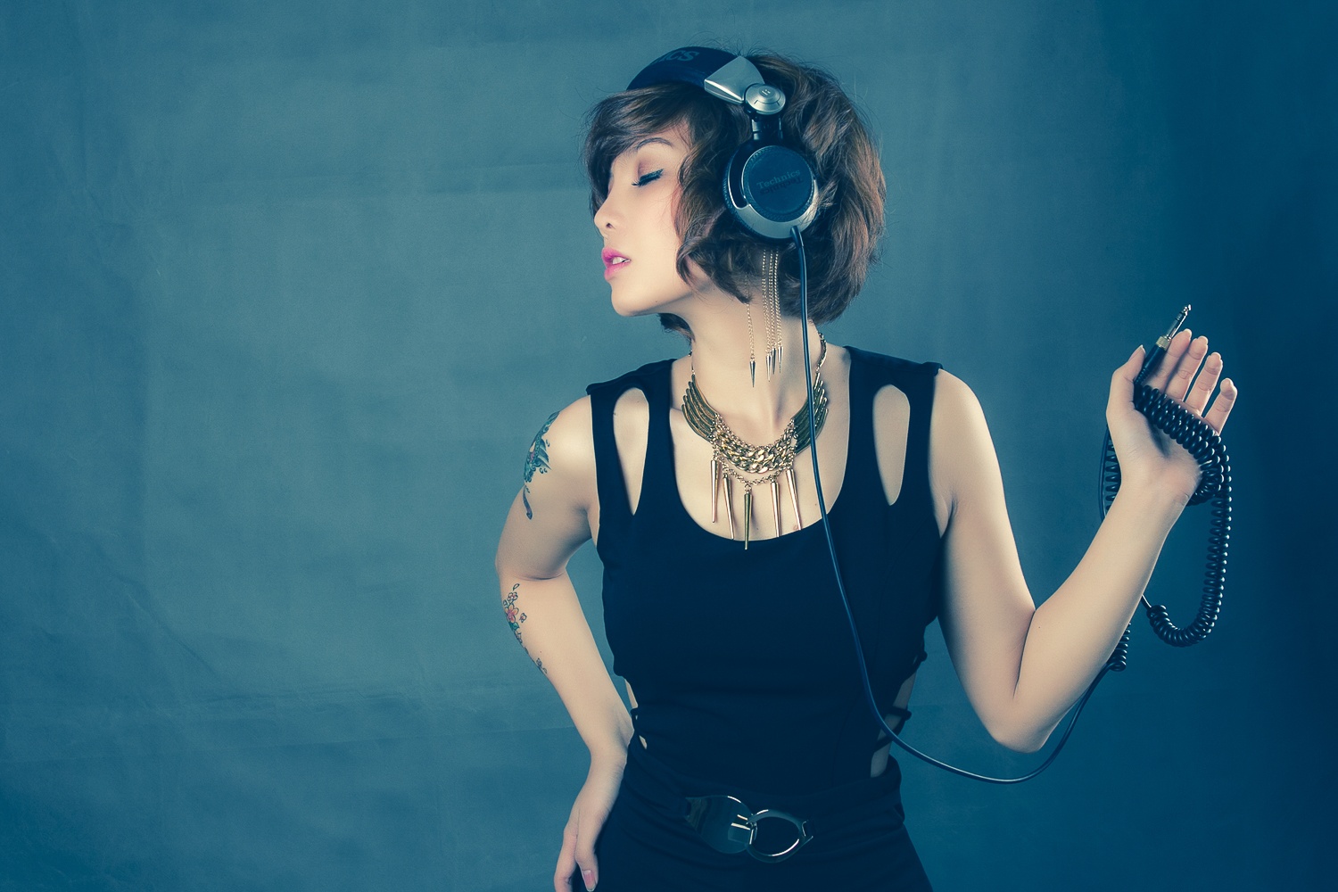 DJ Q Doll: 'Muon thay khan gia toa sang ruc ro' hinh anh